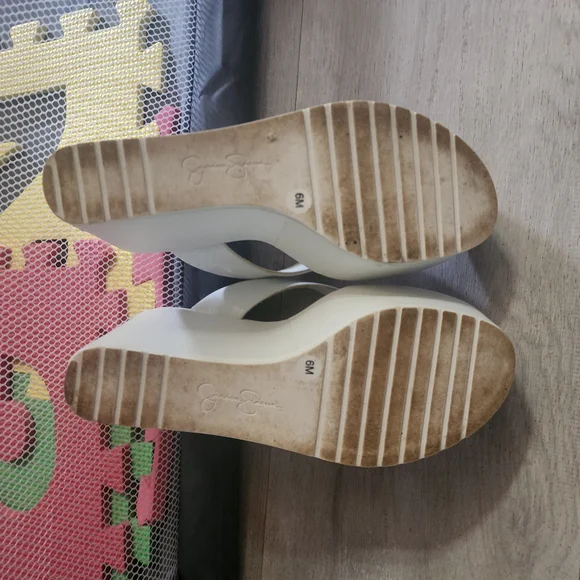 Jessica Simpson Women's Platforms White Flip Flops - Picture 3 of 4